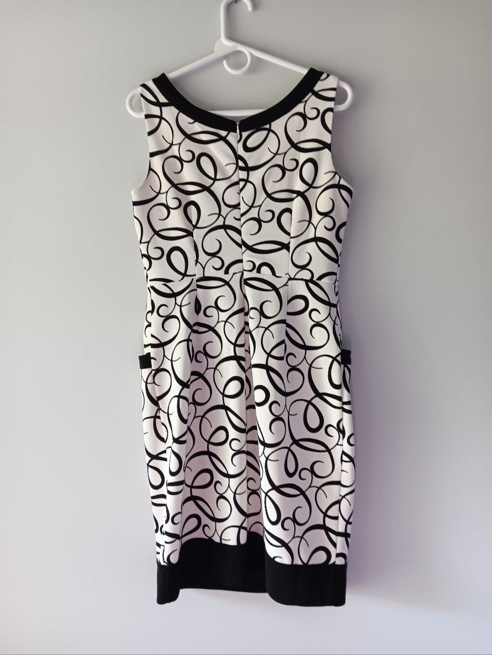 London Times Sleeveless Sheath Dress Scroll Pattern Pockets Black White Size 8 - Picture 3 of 12